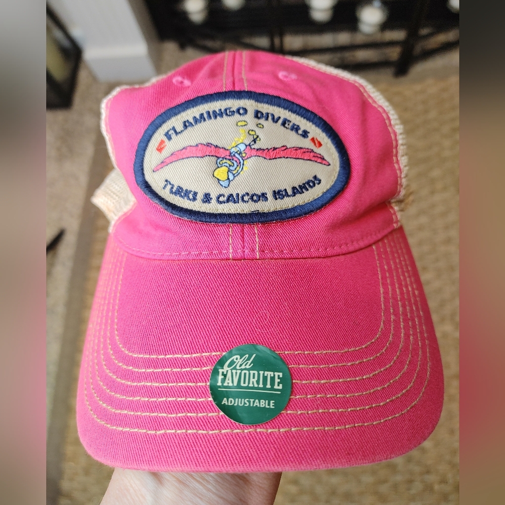 LEGACY FLAMINGO DIVERS TURKS & CAICOS ISLANDS TRUCKER HAT, HOT PINK